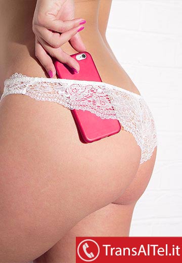 trans gioca con lo smartphone e lo infila nelle mutande